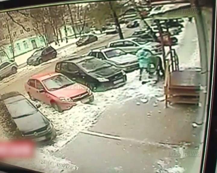 Следователи ищут очевидцев падения снега на ребенка 28 октября на улице Грибоедова г. Кирова.
