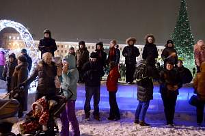 Из-за морозов в Кирове приостановлено проведение Фестиваля игровых программ на Театральной площади.
