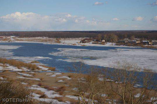 На реке Вятке зафискированы первые подвижки льда.