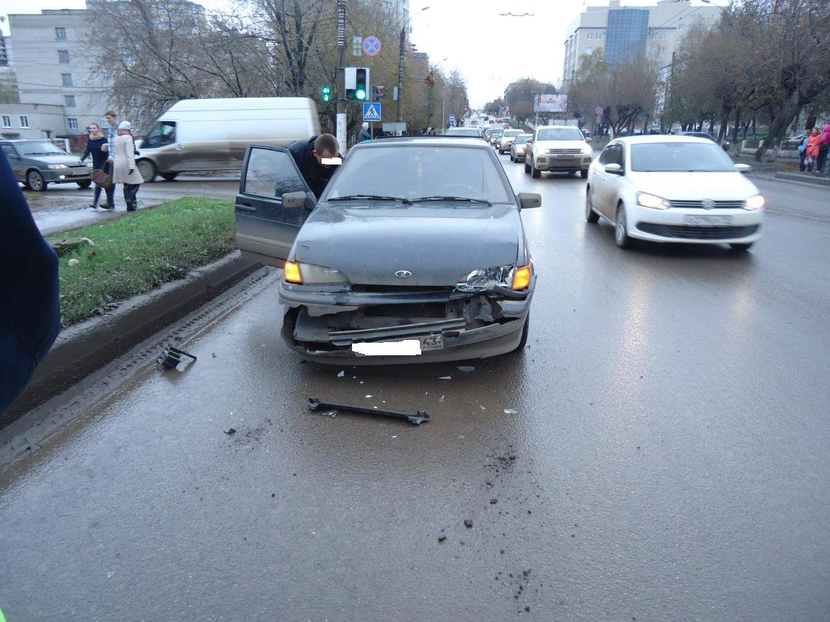 На улице Московской столкнулись три автомобиля.