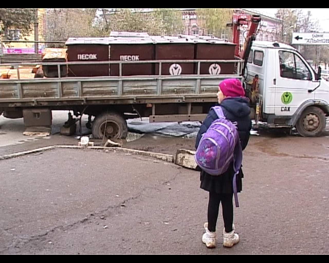 На улице Ленина в дыру в асфальте провалился грузовик «САХ» (ВИДЕО)