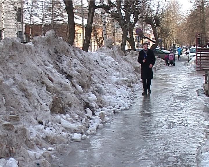 В Кирове многие тротуары превратились в настоящий каток
