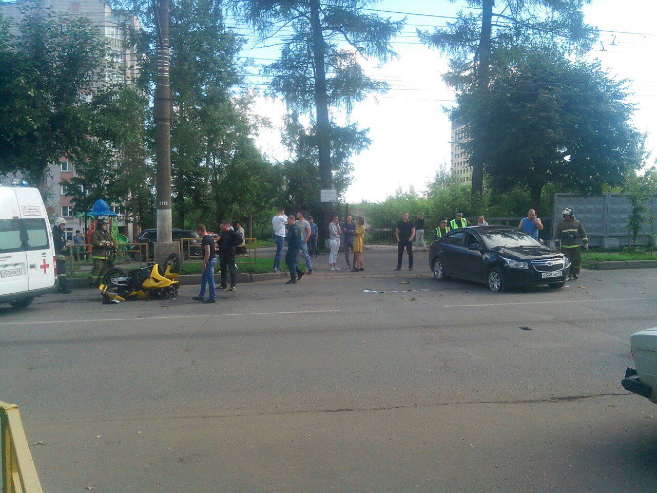 На улице Воровского иномарка столкнулась с мотоциклистом.