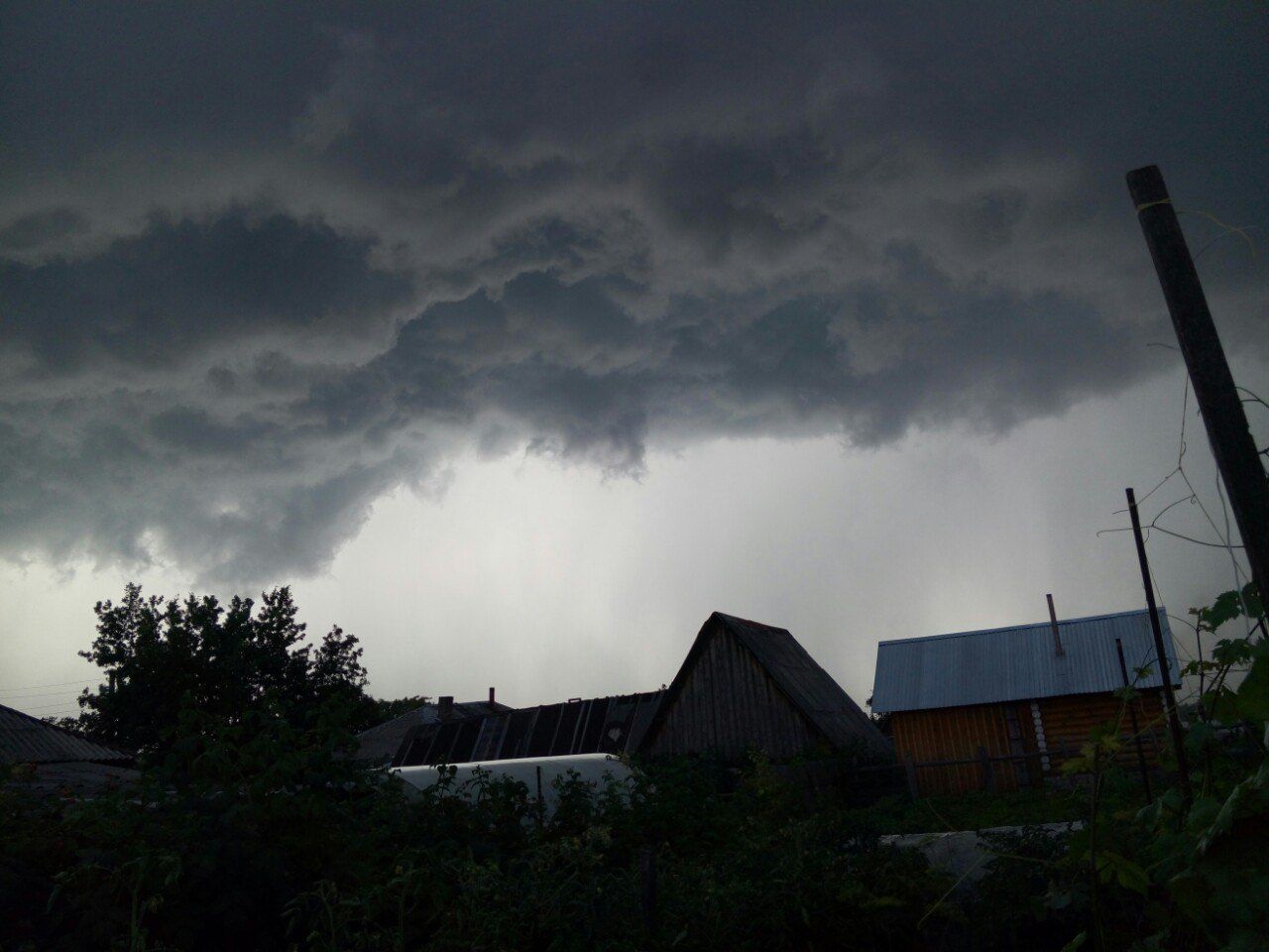 В нескольких районах Кировской области прошли грозы, ливни и град.