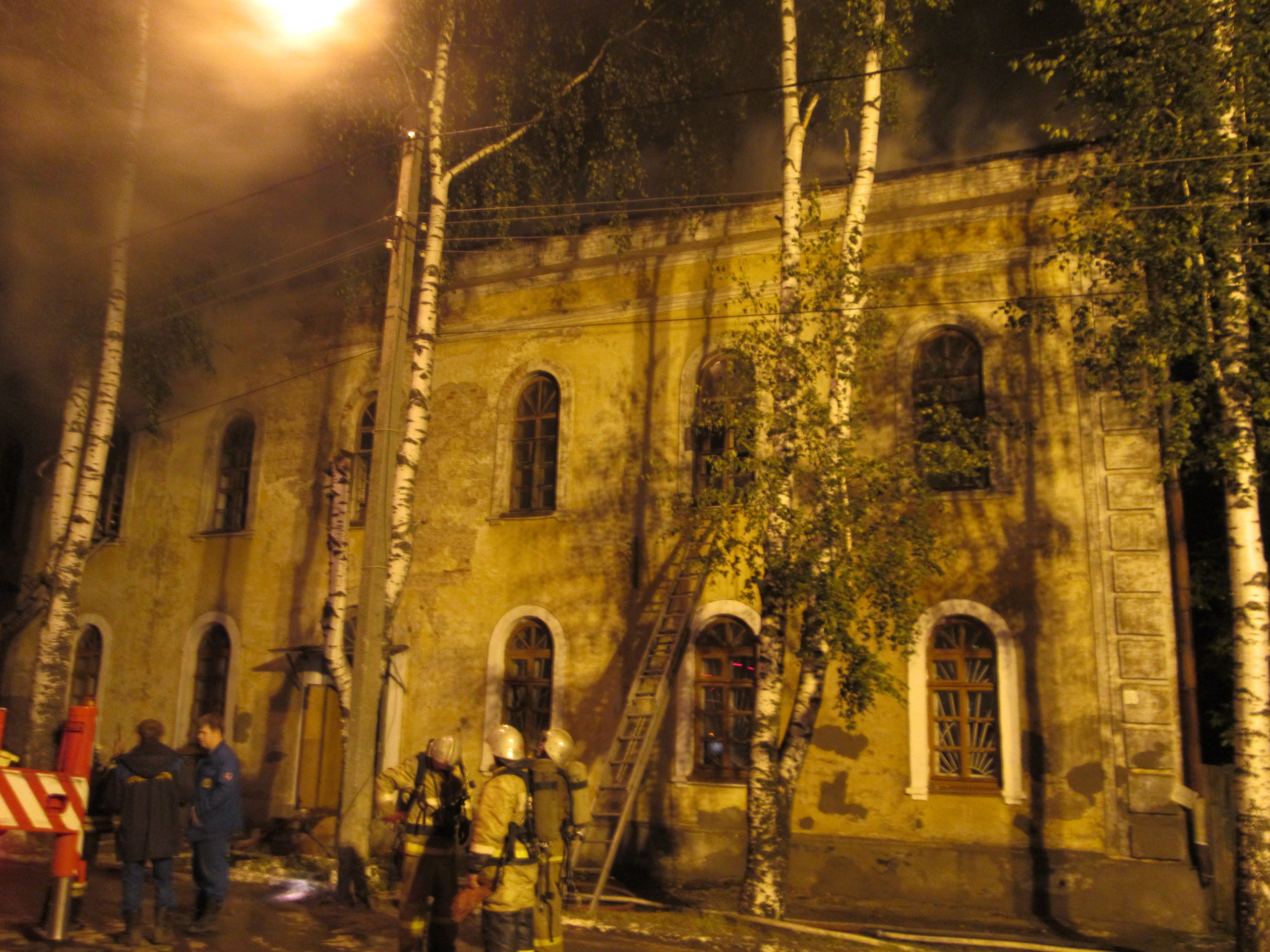 В Кирове неизвестные подожгли нежилое здание.