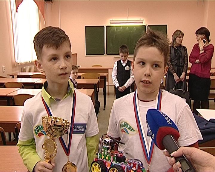Юные кировчане вернулись с медалями со всероссийских соревнований по робототехнике