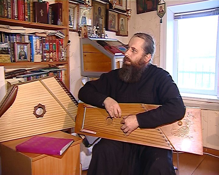 Священник из Кстинино Кирово-Чепецкого района уже десять лет осваивает гусли