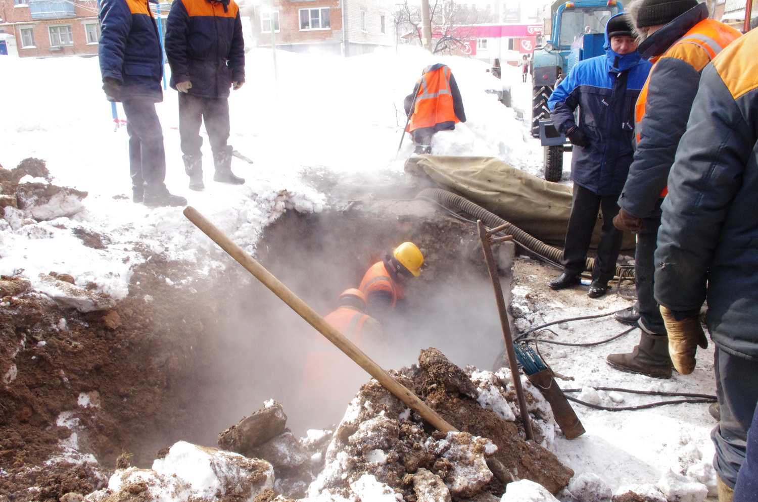 В Кирове из-за крупной аварии было нарушено теплоснабжение более ста жилых домов, 4 детских садов, школы и поликлиники.