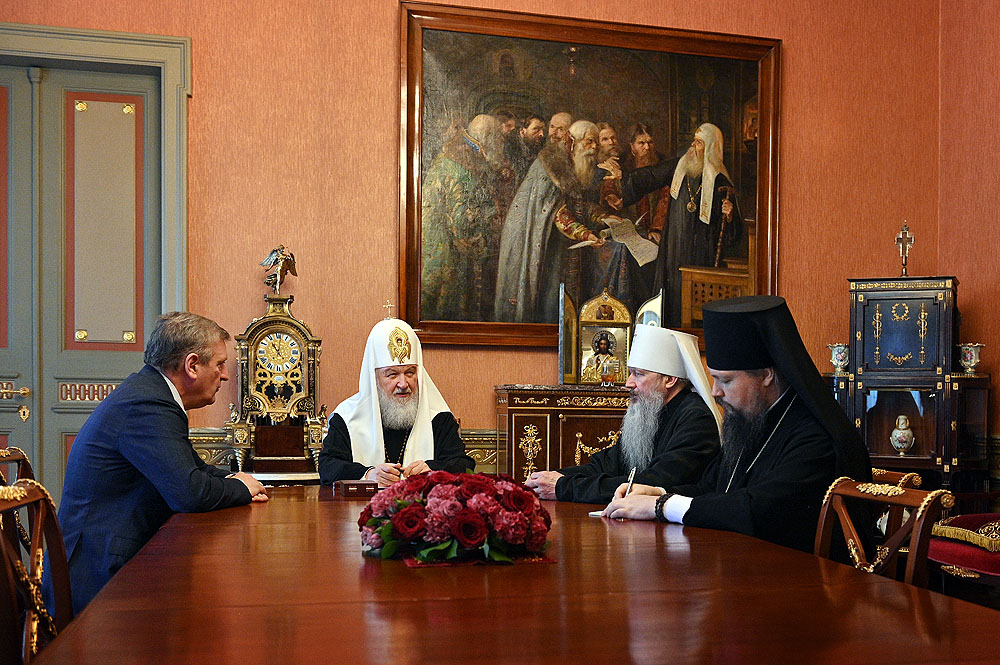 Святейший Патриарх Кирилл провел встречу с губернатором Кировской области и главой Вятской митрополии.