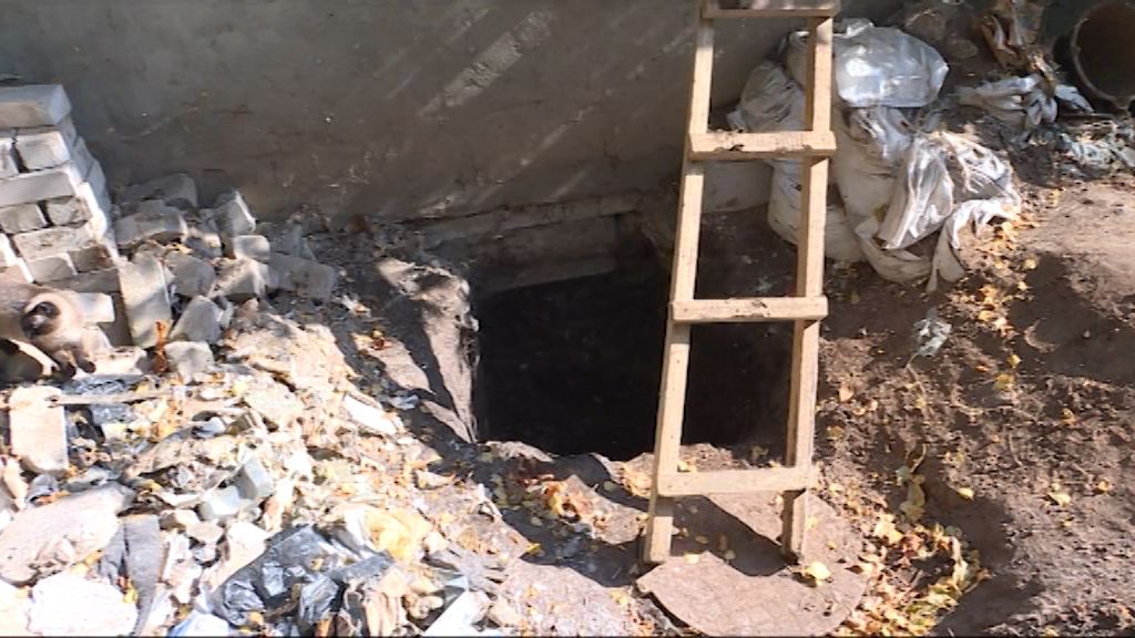 Жители одного из домов в центре Кирова месяц живут без канализации