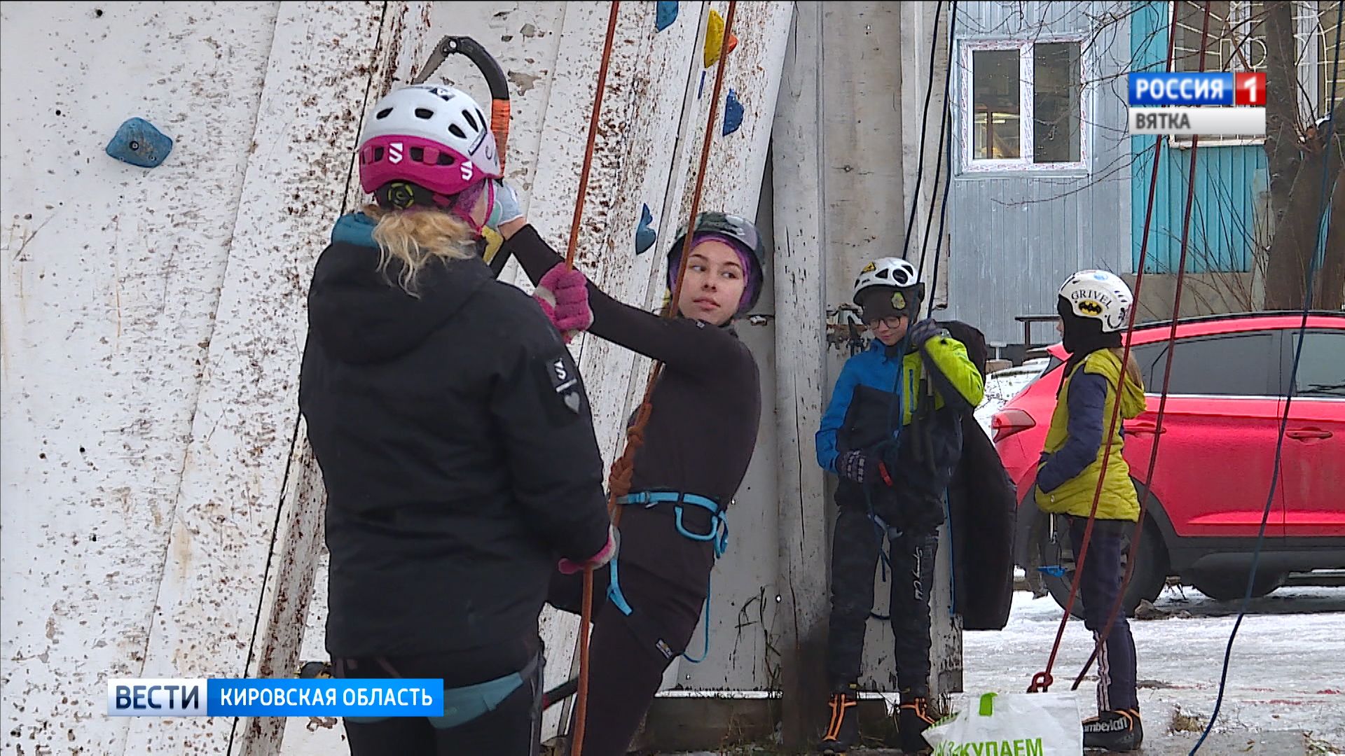 Киров готовится к соревнованиям по ледолазанию