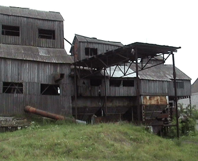 Пожарные на зерноскладе