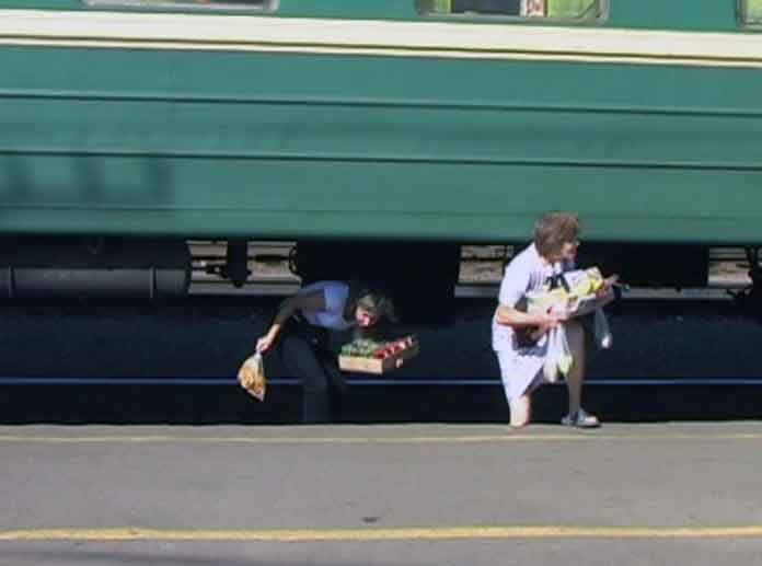 Нелегальная торговля на перронах вокзалов