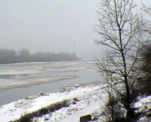 Ледовой переправы нет, до паромной - еще долго