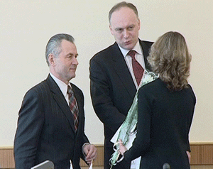 Цветы, подарки и государственный сертификат на материнский капитал из рук губернатора