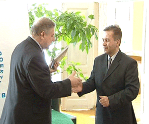 Денежными премиями наградили тех педагогов, кто подготовил победителей отборочных туров