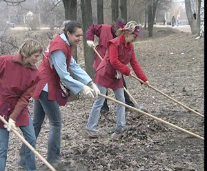 Сотрудники управлений и отделов администрации города вышли на уборку территорий