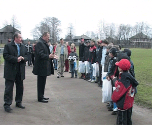 Подарки футболистам сделал депутат Государственной думы Алексей Розуван