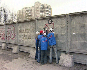 Сегодня кировские молодогвардейцы очищали улицы областного центра от фашистской символики