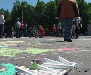 Молодогвардейцы организовали на Театральной площади детский праздник