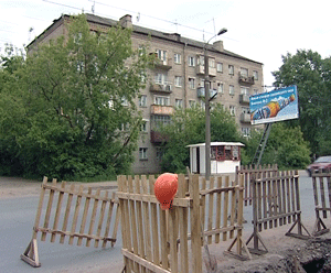 Сотрудники Кировских коммунальных систем продолжают ремонтные работы по устранению дефектов