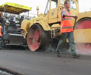 Новый асфальтоукладчик.