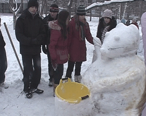 Жители Кирово-Чепецка украшают площадь города к Новому году