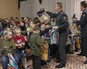 Подарки детям - сиротам от сотрудников линейного отдела внутренних дел на транспорте