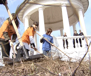 Весенняя уборка на улицах и в парках города