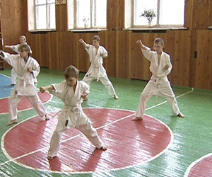 Секция каратэ в средней школы поселка Октябрьский Зуевского района