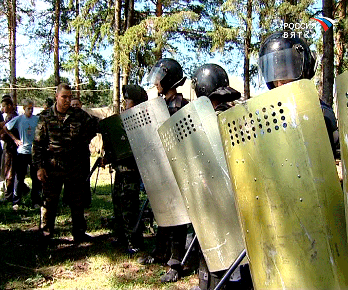Подростки в роли бойцов спецназа