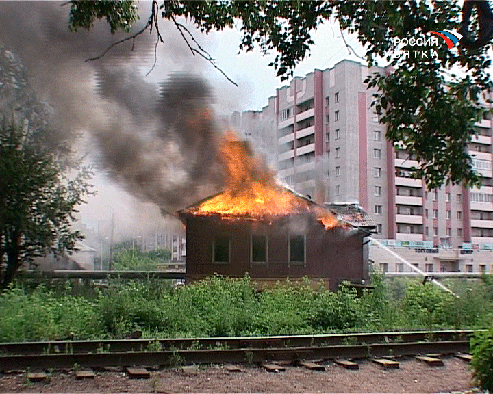 Пожар рядом с торговым центром 