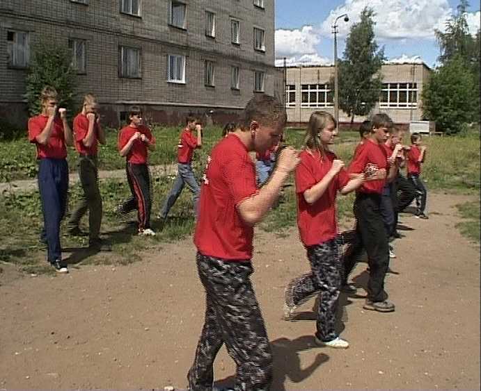 С утра - уборка улиц, потом - рукопашный бой