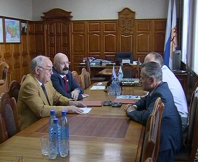 Встреча губернатора Николая Шаклеина с президентом Федерации хоккея с мячом Альбертом Поморцевым