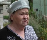 Красочный цветник во дворе многоэтажки