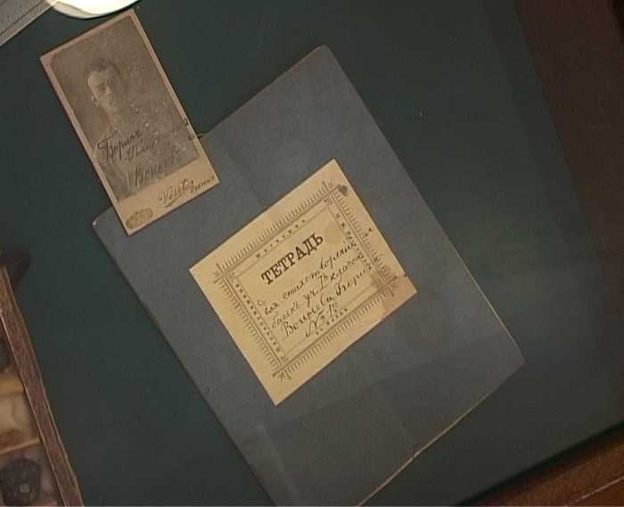 Мужские гимназии 19 века в россии. Антикварные письменные принадлежности. Школьная парта эрисмана. Предметы в школах 19 века. Земская школа 19 века в россии.
