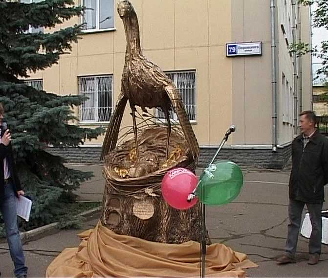 У ЗАГСа Ленинского района приземлился аист