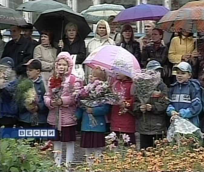 Звонкие голоса первоклашек перекрыли шум дождя