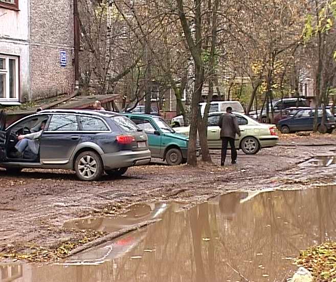 По двору - не проехать, не пройти