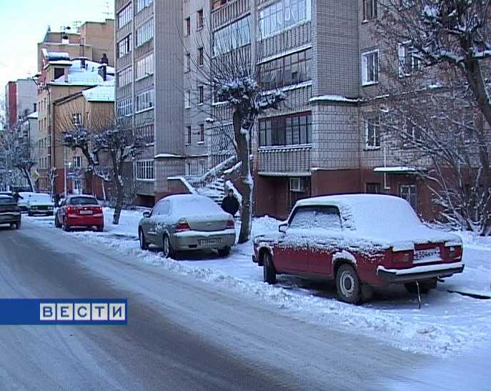 Неправильная парковка машин мешает уборке улиц