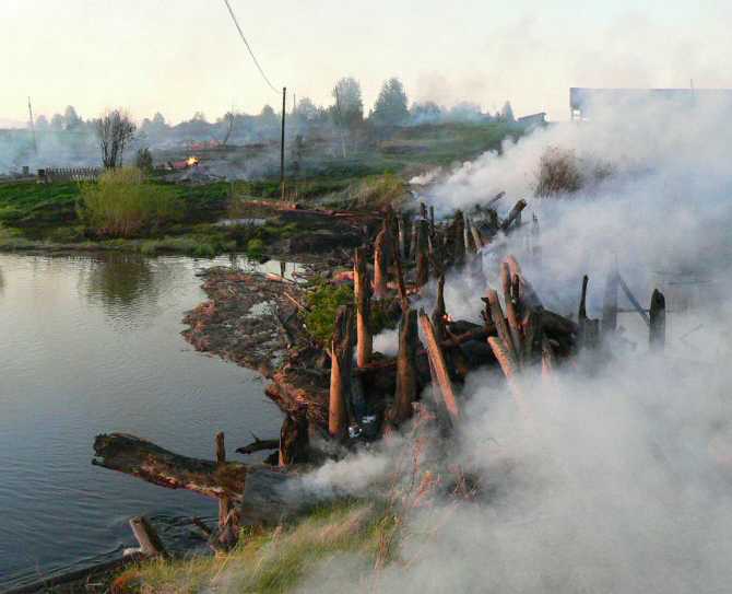 Пожар уничтожил мост