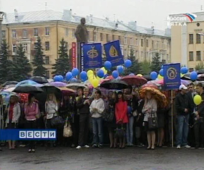 Плечом к плечу, зонтом к зонту