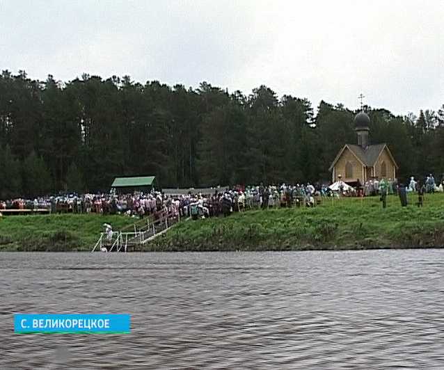 Божественная литургия на берегу реки Великой
