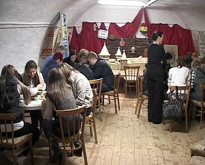 Латышские школьники раскрасили дымковскую игрушку