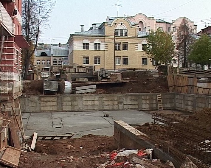 Стройка во дворе дома по улице Степана Халтурина