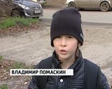 На углу улиц Красноармейской и Большевиков нет тротуара