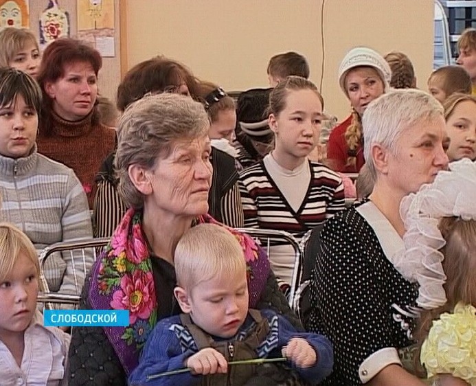 Праздник «День матери» на слободском комбинате «Красный якорь»