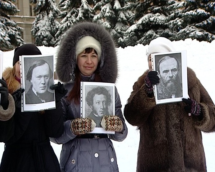 Флеш-моб по писателям-классикам на Театральной площади