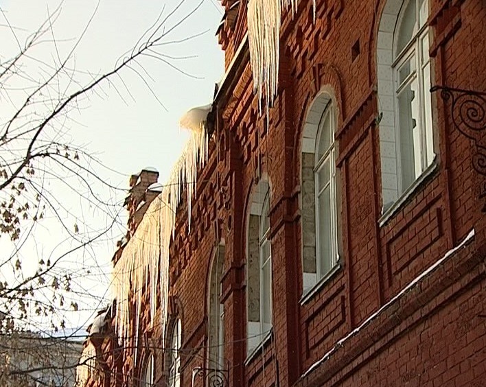 От падения сосулек пострадали три кировчанки