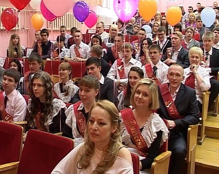 Владимир Быков на «последнем звонке» в школе № 52